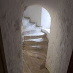 Малая винтовая лестница. Сохранились белокаменные ступени XVI века