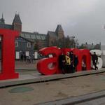 Амстердам. Музейная площадь. Фото на память на фоне Государственного музея